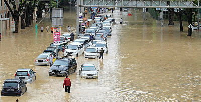 Jangan Terus Hidupkan Enjin, Buat 8 Perkara Ni Dulu Jika Kereta Terperangkap Dalam Banjir