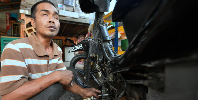 ''Hidup Susah, Makan Nasi Dengan Minyak Ikan'' - Cacat Penglihatan Tak Halang Jadi Mekanik Motor Berjaya!