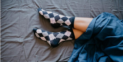 Kurangkan Serangan Raynaud & 5 Lagi Sebab Kenapa Kena Tidur Pakai Stoking - Menurut Pakar