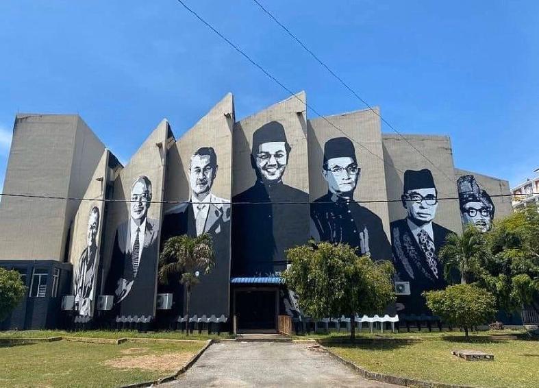 Awesome! Mural 7 Perdana Menteri Malaysia Tarikan Baharu Jika Bercuti Ke Terengganu