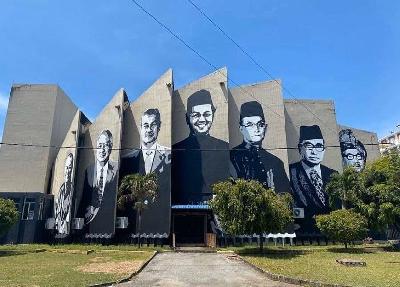 Awesome! Mural 7 Perdana Menteri Malaysia Tarikan Baharu Jika Bercuti Ke Terengganu