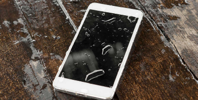 Tahu Tak Smartphone Korang Boleh 'Diselamatkan' Kalau Terjatuh Dalam Air? Buat 6 Perkara Ni!