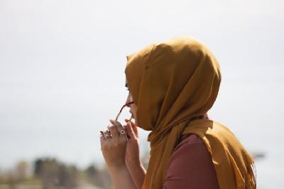 Ini 5 Faktor Wanita Berhijab Sering Alami Masalah Rambut, No 4 Paling Ketara!