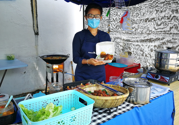 Di Berhentikan March Lalu, Bekas Pramugari Ini Cuba Nasib Jual Nasi Kukus Demi Cari Rezeki