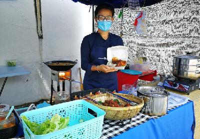 Di Berhentikan March Lalu, Bekas Pramugari Ini Cuba Nasib Jual Nasi Kukus Demi Cari Rezeki
