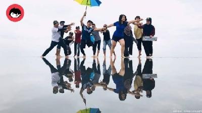 Rakam Detik Indah Berposing Di Cermin Langit Sky Mirror Kuala Selangor