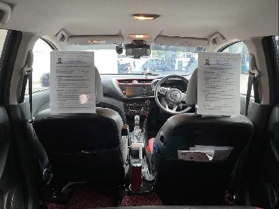 Fresh graduate drives Grab while looking for a job, a creative way for passengers to get him an interview!